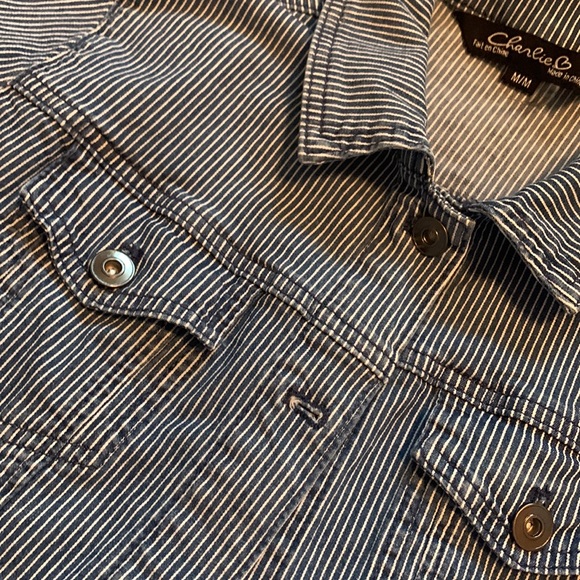 Sweet fall / spring lightweight denim jacket. Size M. - Picture 6 of 7